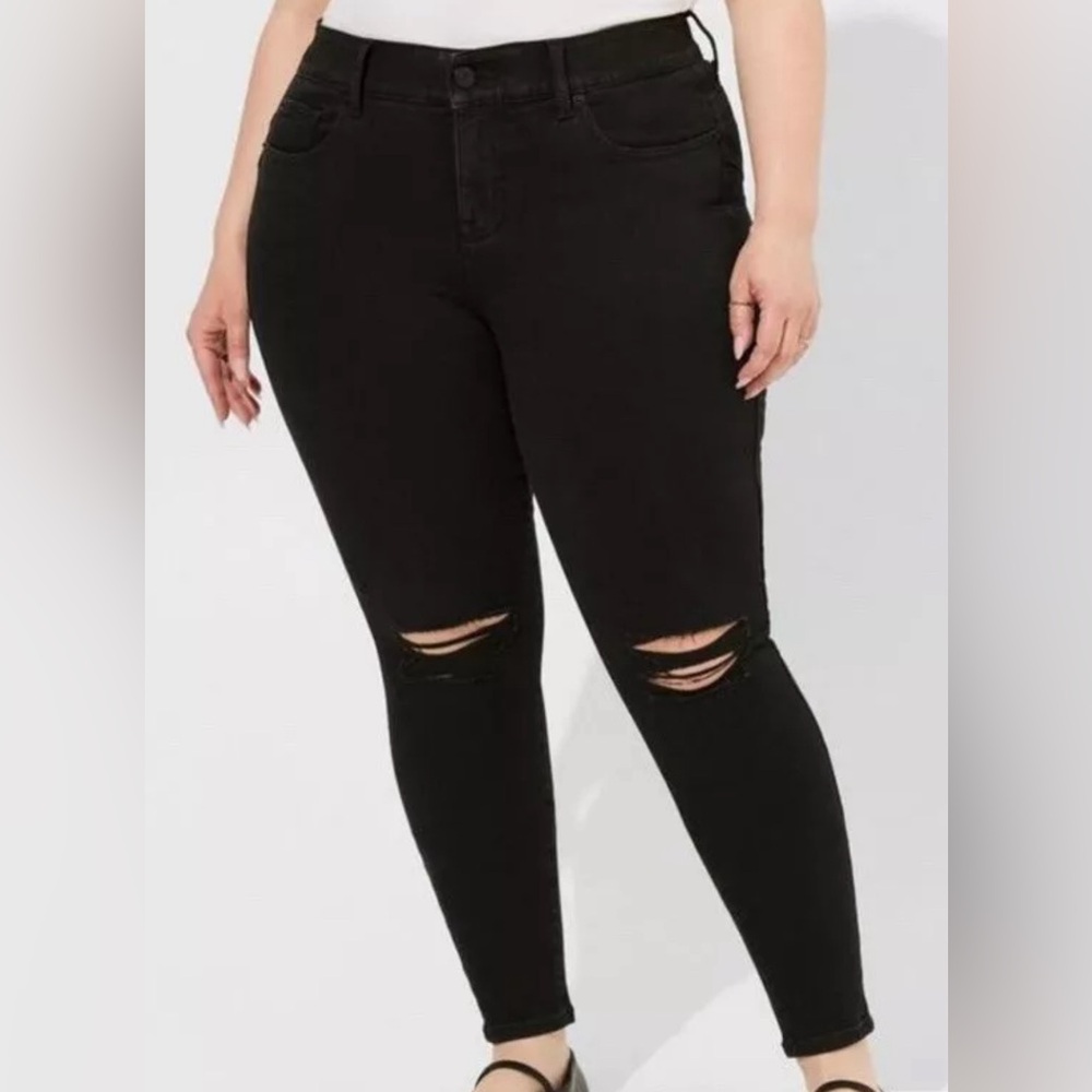 Torrid 16R Bombshell Skinny Black Premium Stretch Distressed Jeans